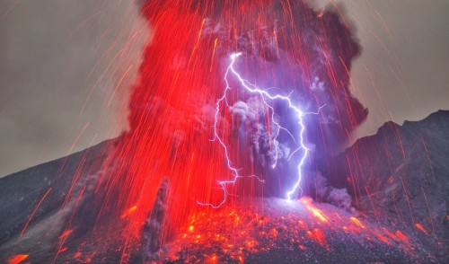 Wow-This-was-taken-at-Japans-Mount-Sakurajima-volcano-by-Martin-Rietze-934x