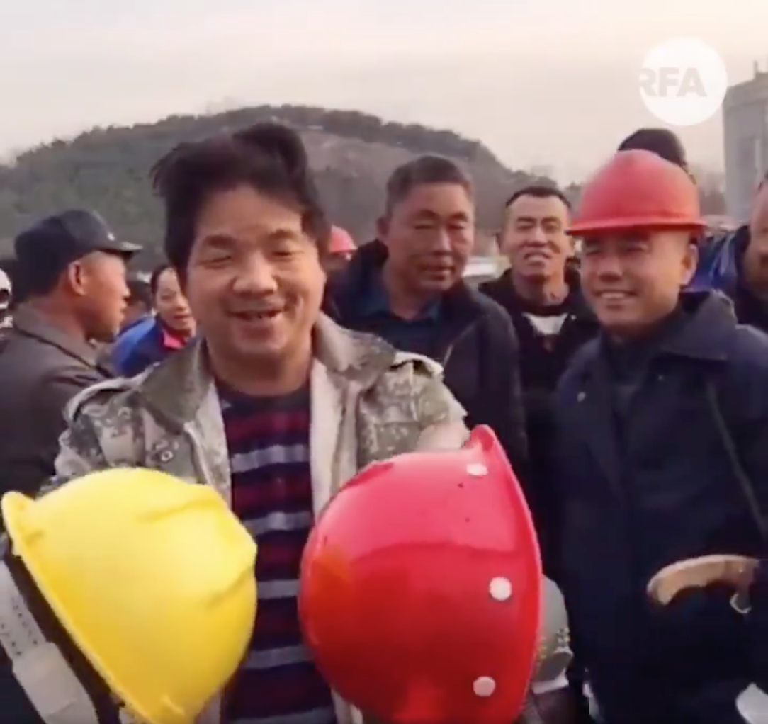 中国の2種類のヘルメット、作業員用と監督用をぶつけてみたら… | netgeek